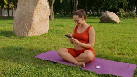 mujer embarazada relajándose en el parque