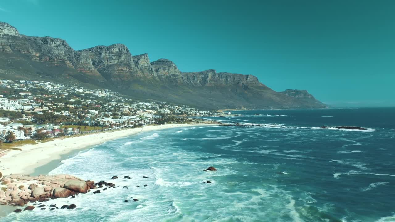 Úchvatný letecký pohled na pláž Camps Bay, Kapské Město