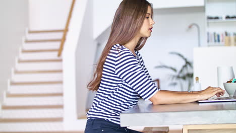 Chilling-online-in-the-kitchen