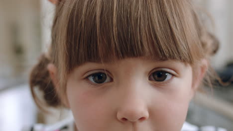 retrato de cerca de una niña hermosa con una expresión adorable mirando a la cámara