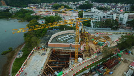 Drohnenschwenk-Nach-Rechts-über-Eine-Baustelle-Mit-Blick-Auf-Einen-Wunderschönen-See