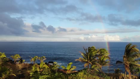 El-Arco-Iris-Vuela-A-Través-De-Los-Acantilados-En-El-Sureste-De-Hawaii.