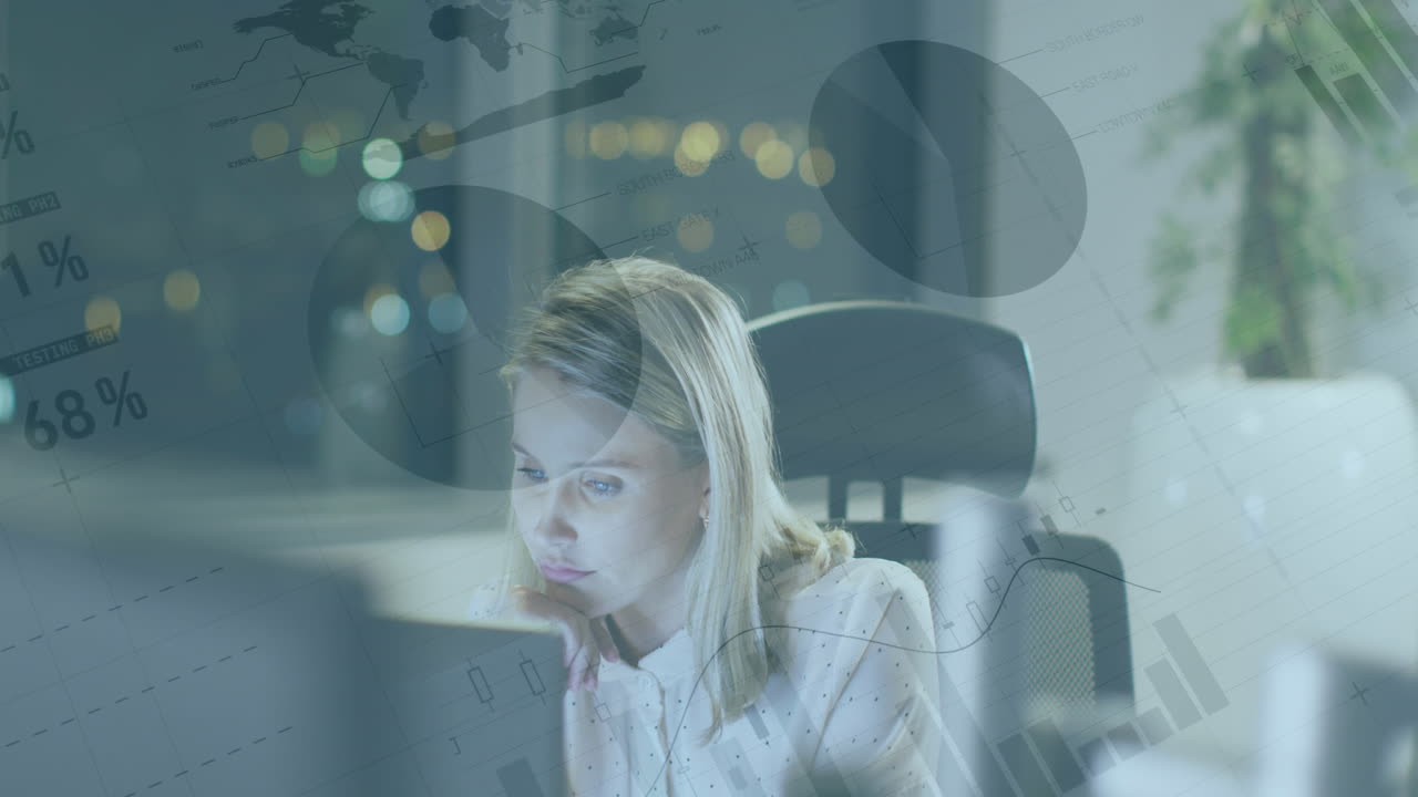 animación del procesamiento de datos sobre una mujer de negocios caucásica que usa una computadora portátil