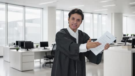 abogado indio enojado presentando el caso