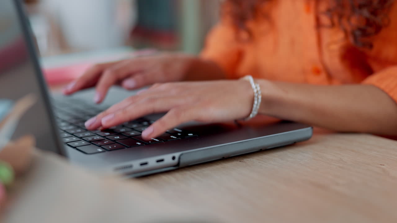 manos, mecanografía y computadora portátil con una mujer negra