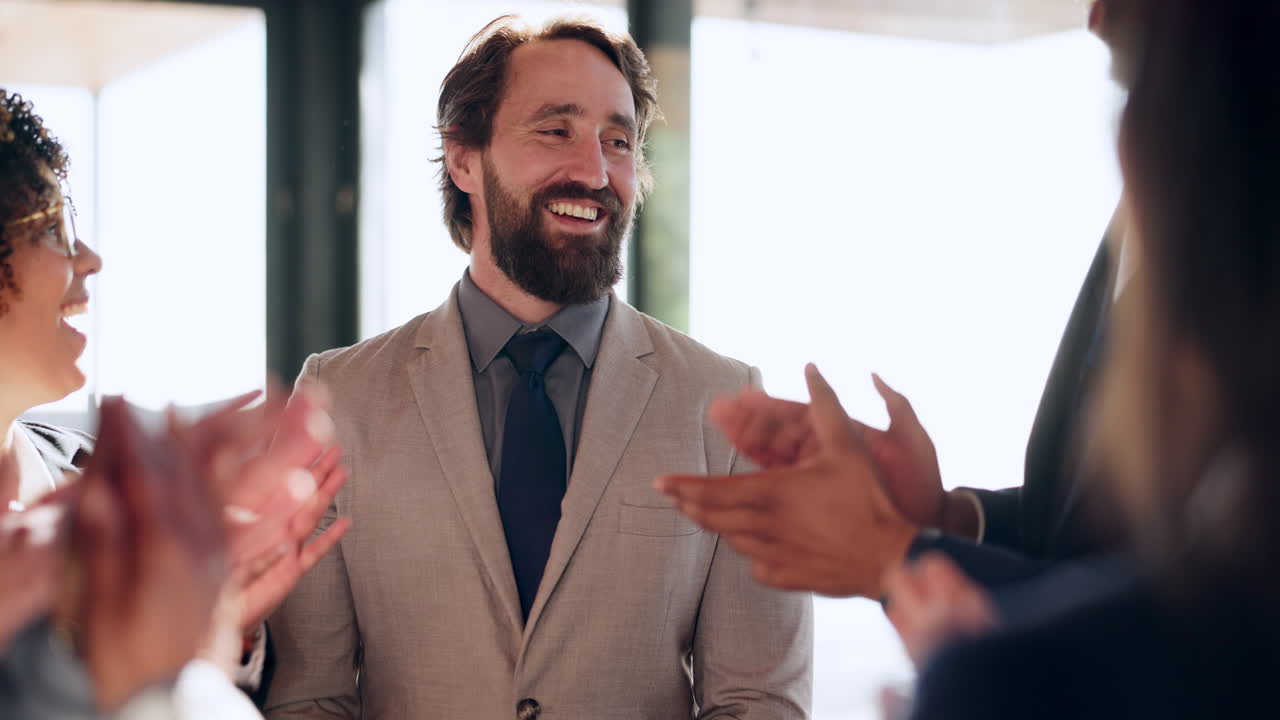 el éxito, el hombre feliz o la gente de negocios aplaudiendo