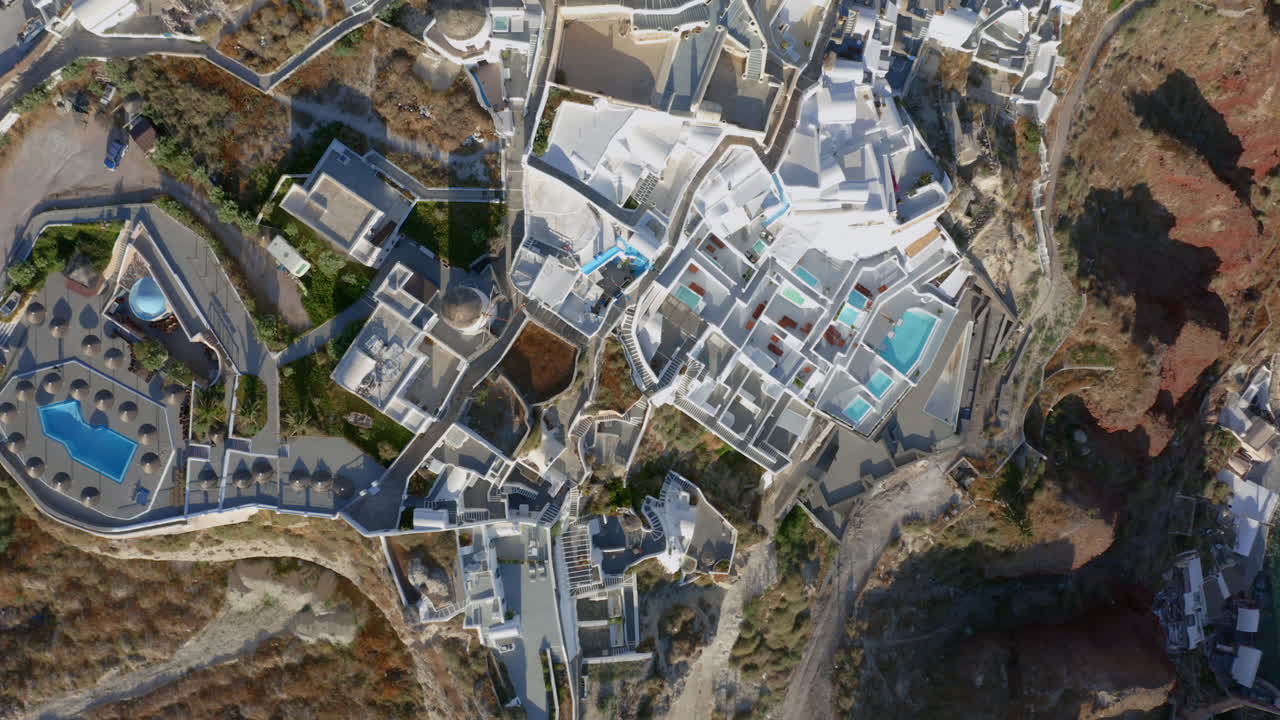 antena: toma de arriba hacia abajo de oia en santorini grecia durante la puesta de sol