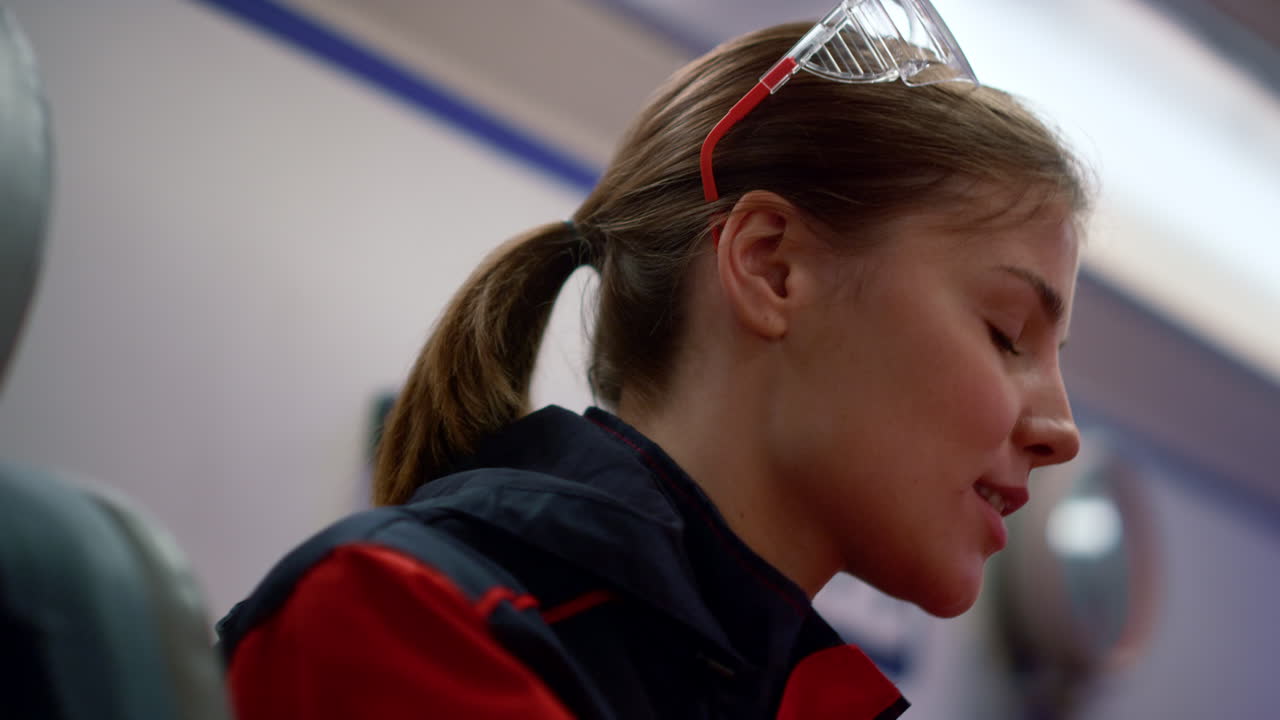 구급차 에서 동료 와 대화 하는 구급대원. 밤 근무 후 피곤 한 의료인