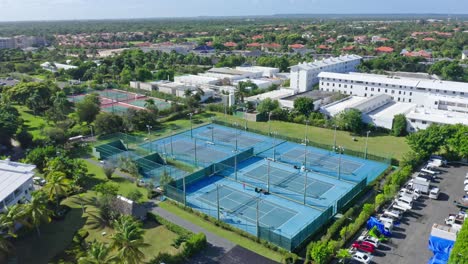 Panorámica-Aérea-Que-Muestra-Canchas-De-Tenis-Azules-Vacías