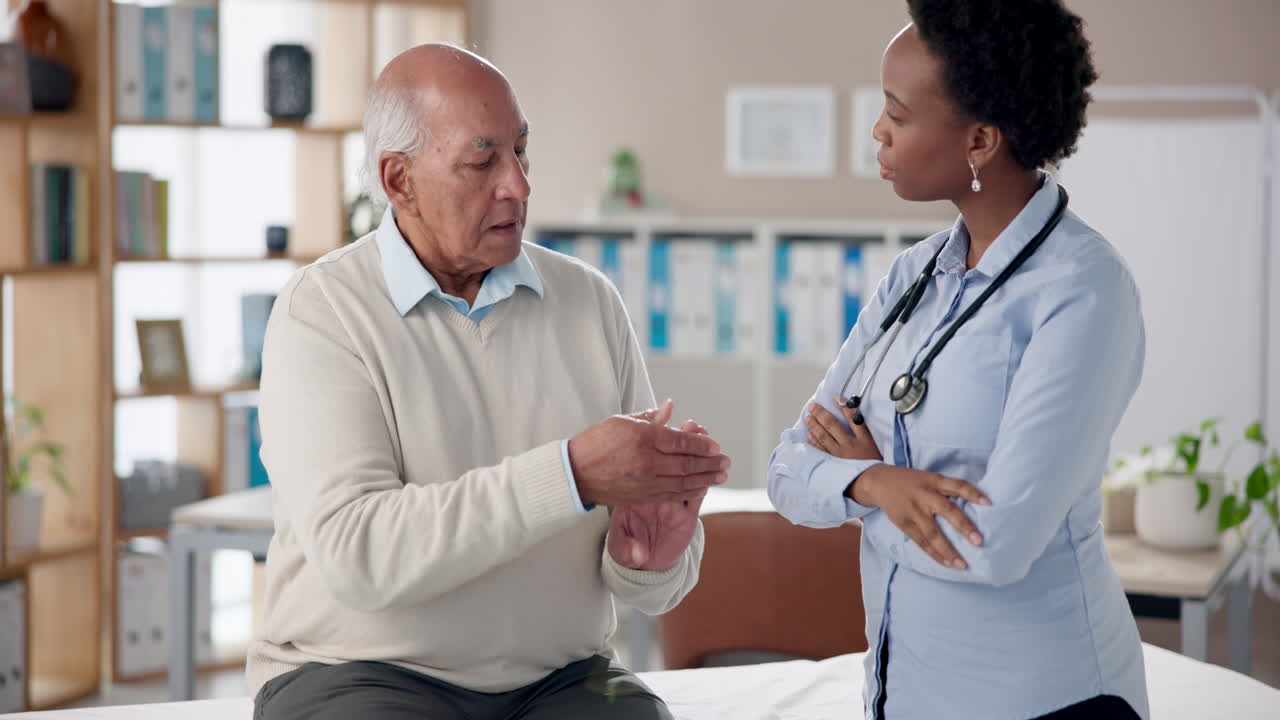 Consultation du médecin avec un patient âgé