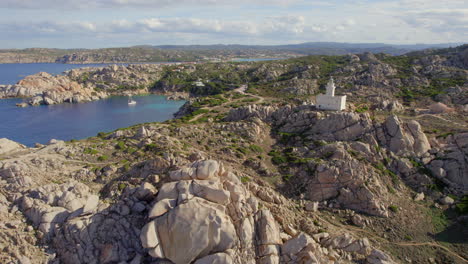 vista aérea del faro de cabo testa y las grandes formaciones rocosas de la zona