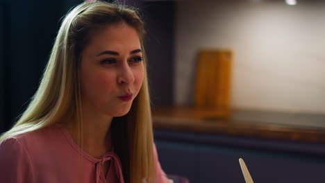 Lady-coquettishly-looks-at-friend-eating-salad-at-dinner