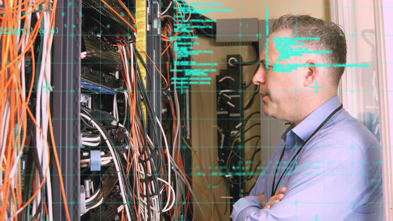 animación del procesamiento de datos sobre el hombre caucásico en la sala de servidores