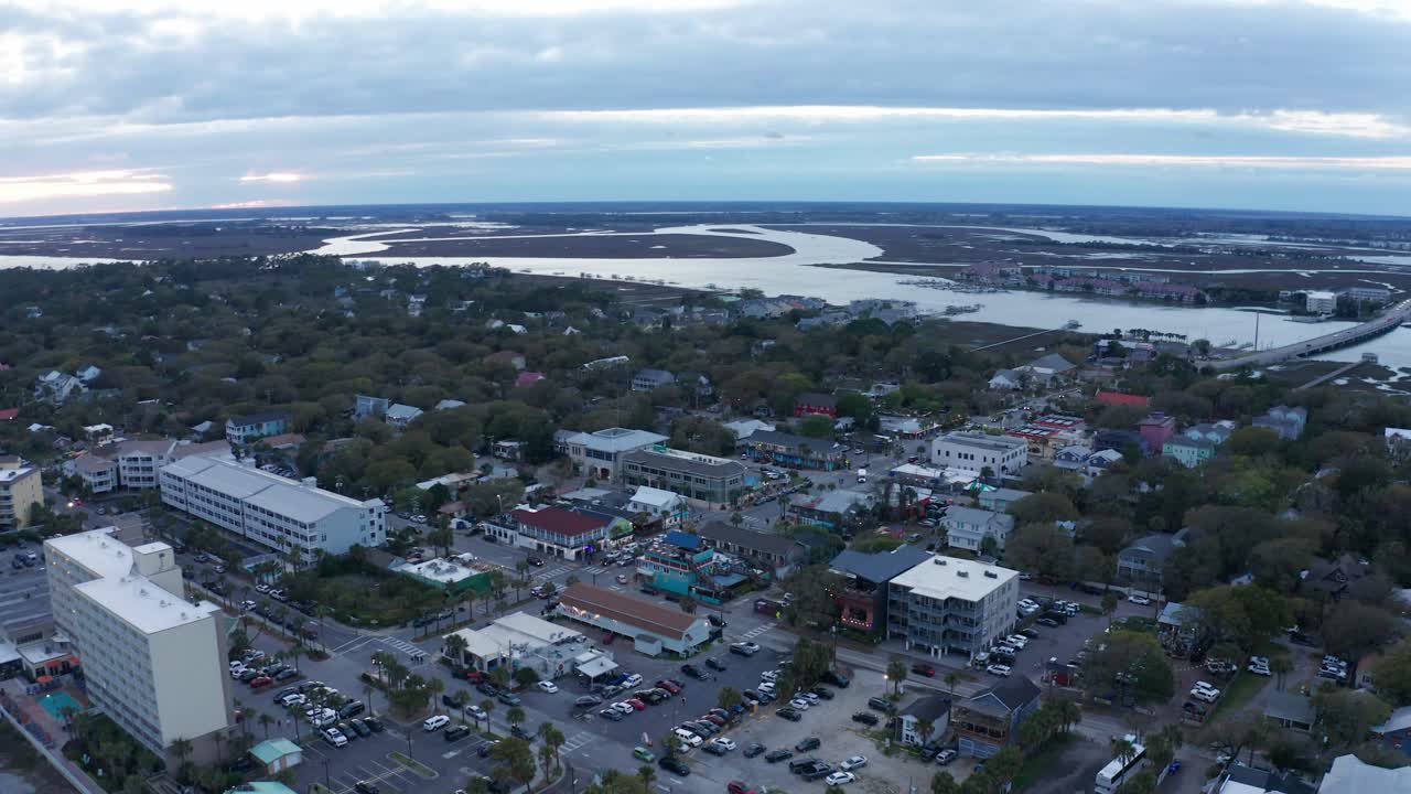 descendiendo y panorámica fotografía aérea del centro de la playa de folly en la isla de folly, en carolina del sur, al atardecer.