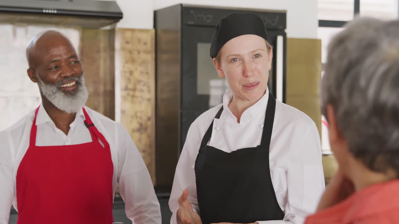 chefs hablando en la cocina