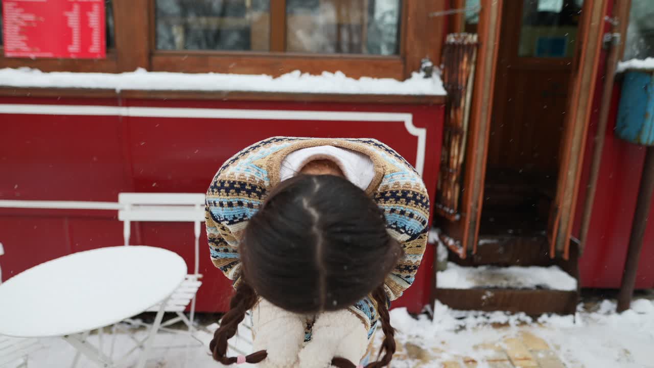 겨울 카페에서 웃는 소녀
