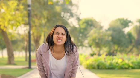 Indische-Frau-Müde,-Nachdem-Sie-Morgens-In-Einem-Park-Gelaufen-War