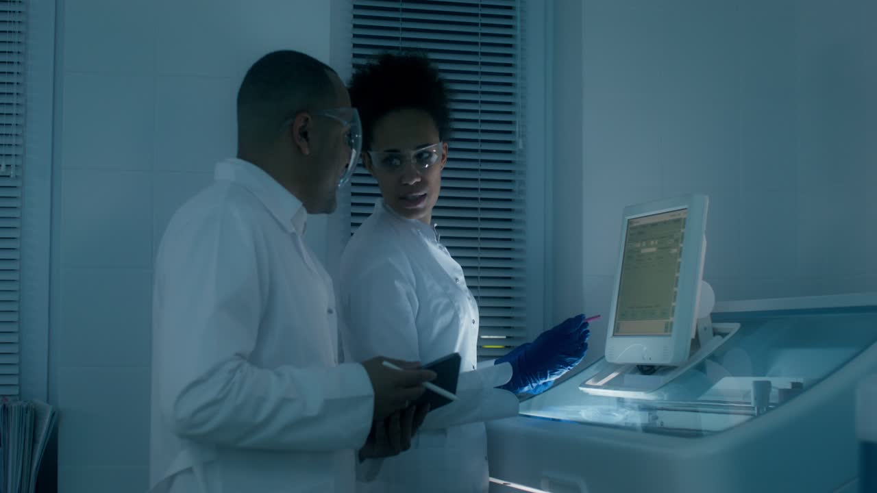 ученые сотрудничают в лаборатории.