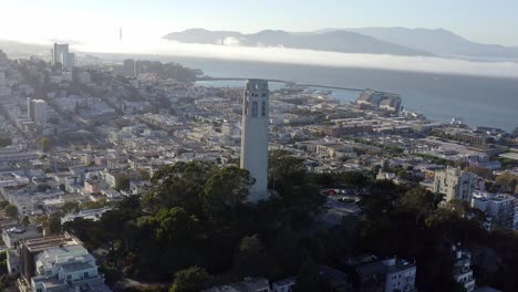 Luftaufnahme,-San-Francisco-Coit-Tower-Und-Stadtbild,-Schwenk-Nach-Rechts,-Drohne-03