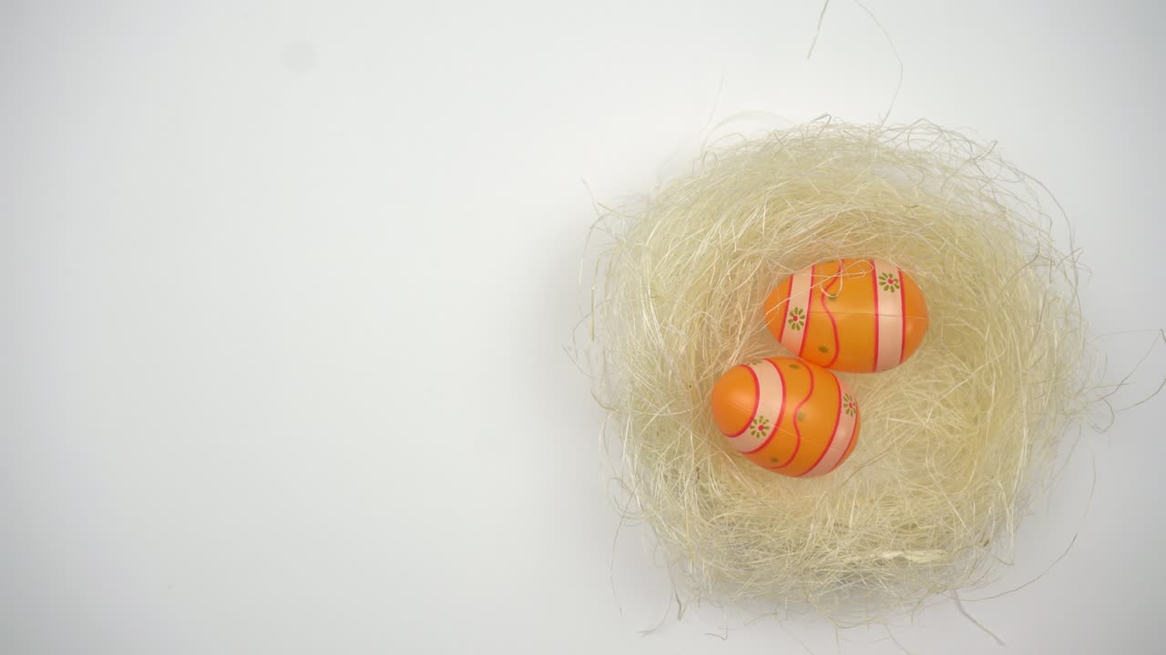 símbolo de la pascua. huevos de pascua coloridos y una fiesta en cada hogar.