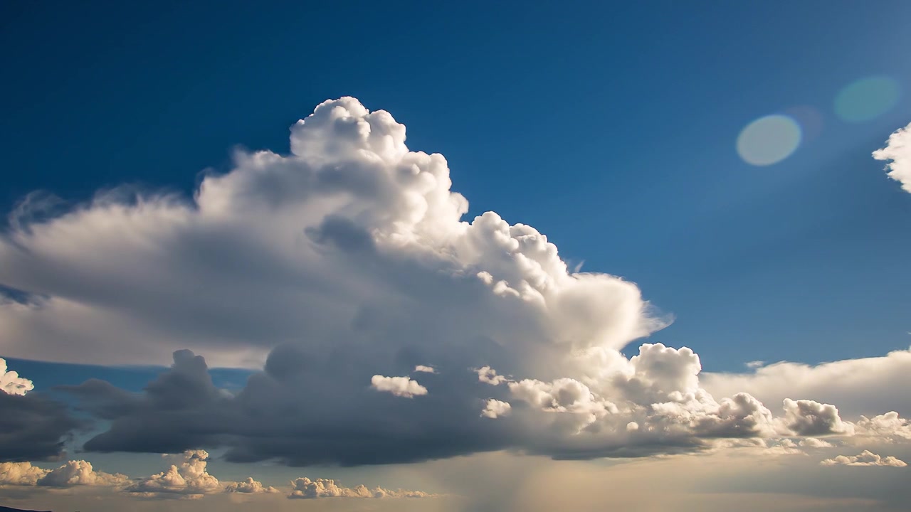 Grande cumulo bianco in un cielo azzurro brillante
