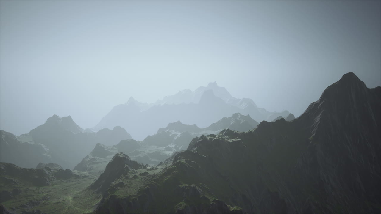 안개가 가득한 산맥의 멋진 풍경