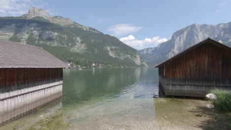 Hangares-De-Madera-Para-Botes-En-El-Lago-Altaussee-Y-El-Panorama-Montañoso,-Austria