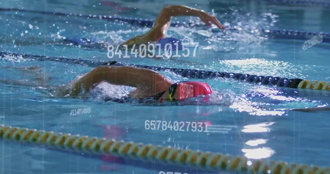 Schwimmerin mit rosa Badekappe schwimmt im Rennen im Becken voraus, ihre Schwimmzüge aktivieren schwebende Leistungsmetriken