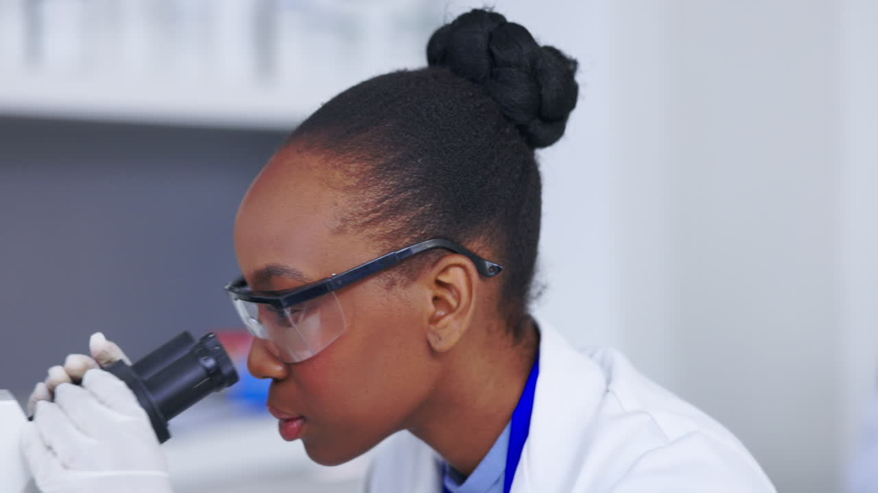 Donna di colore, scienziata pensierosa