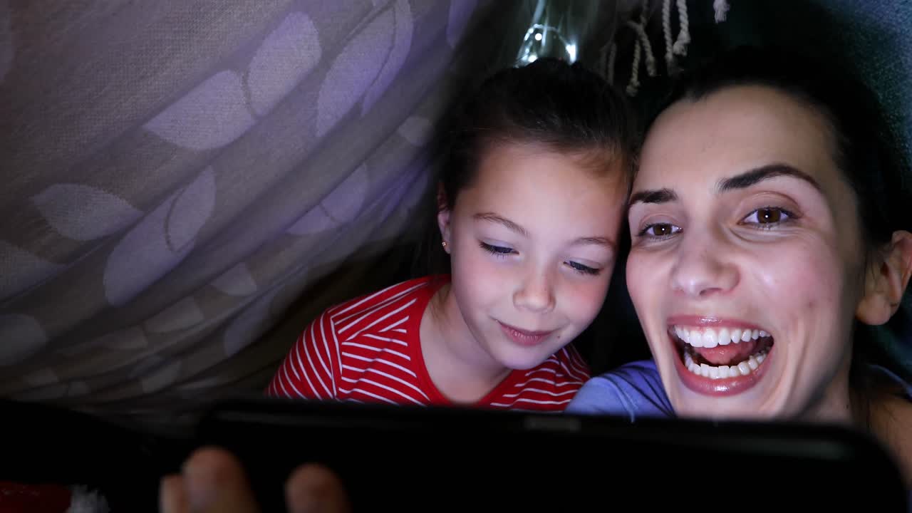 мать и дочь делают селфи с мобильным телефоном 4k