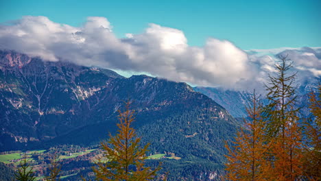 Wolken-Werfen-Im-Zeitraffer-Tagsüber-Schatten-über-Die-Berge-Der-österreichischen-Alpen