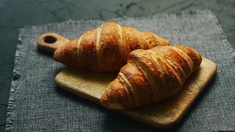 新鮮的 croissants 在切割板上