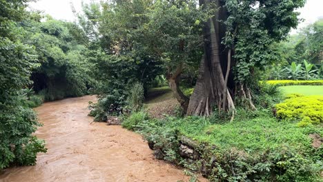 Aéreo---Río-Muy-Fangoso,-Agua-Corriente-Marrón,-Abuja,-Nigeria