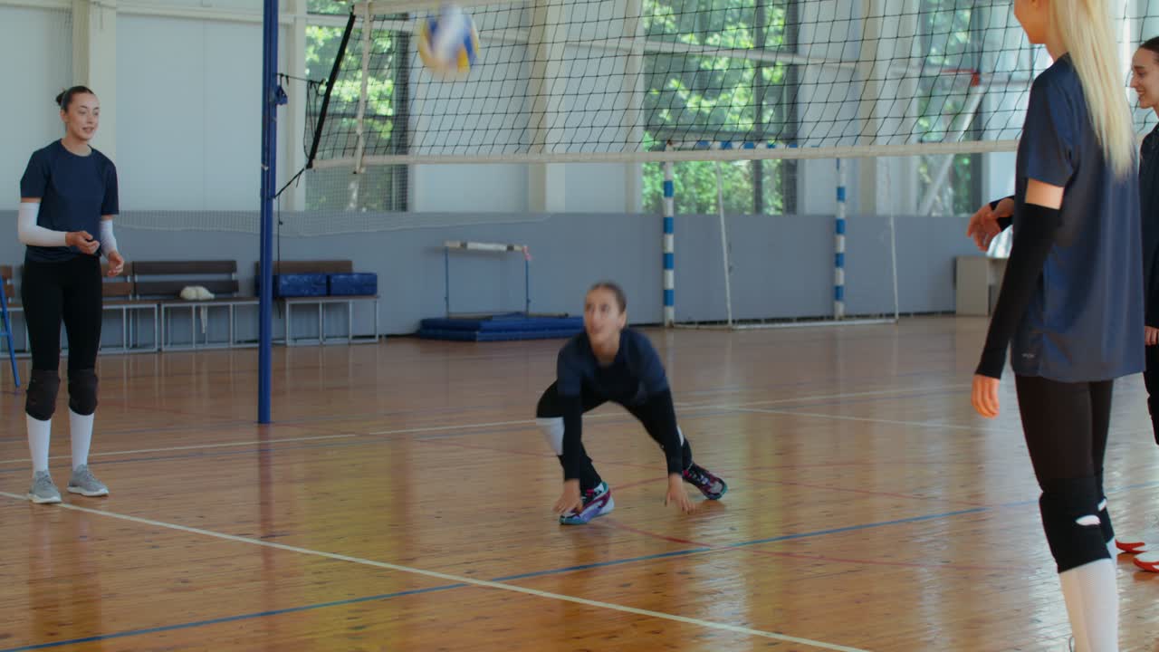 Giocatori di pallavolo in una palestra