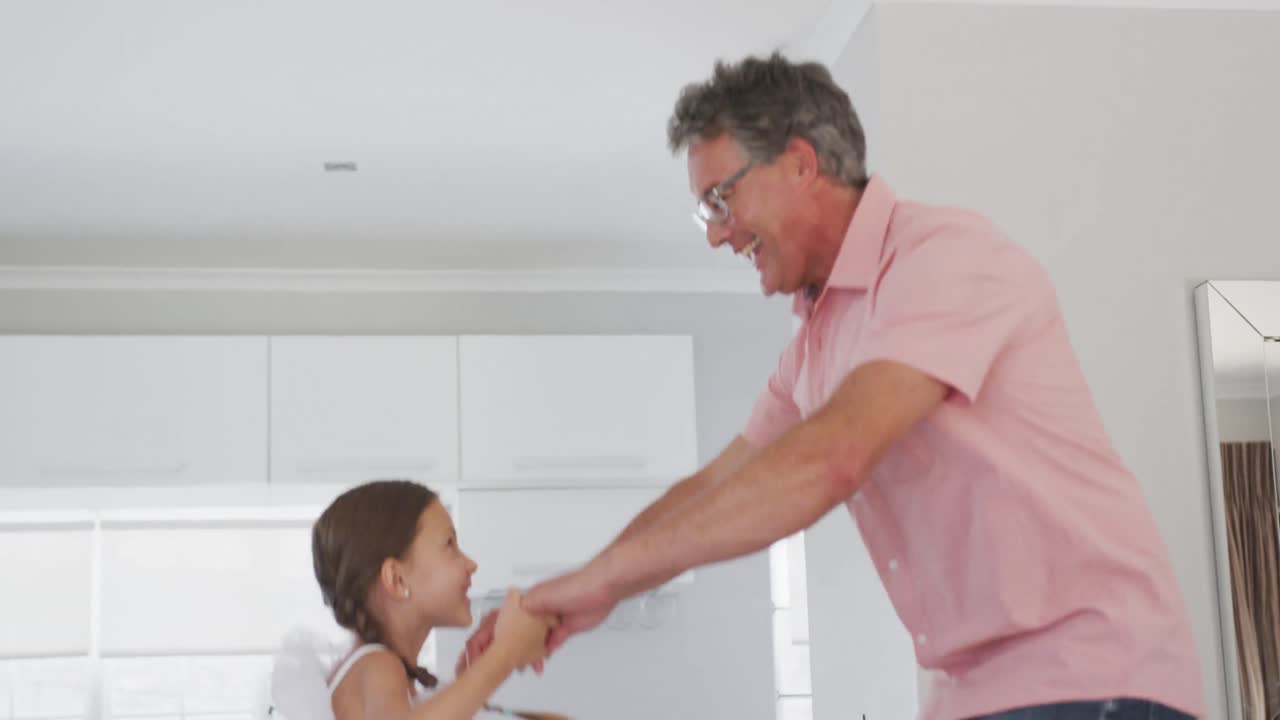 el abuelo y la nieta pasan tiempo juntos