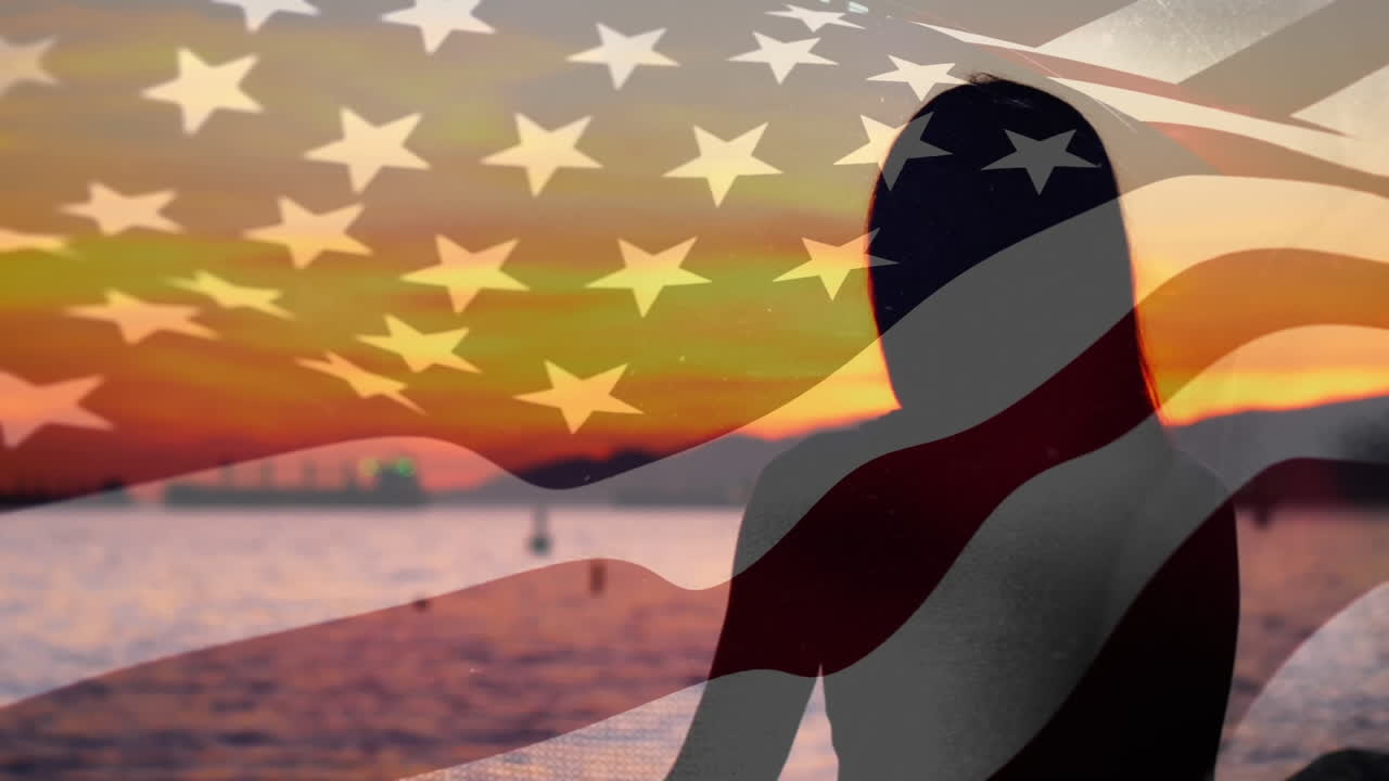 mujer mirando fijamente al océano