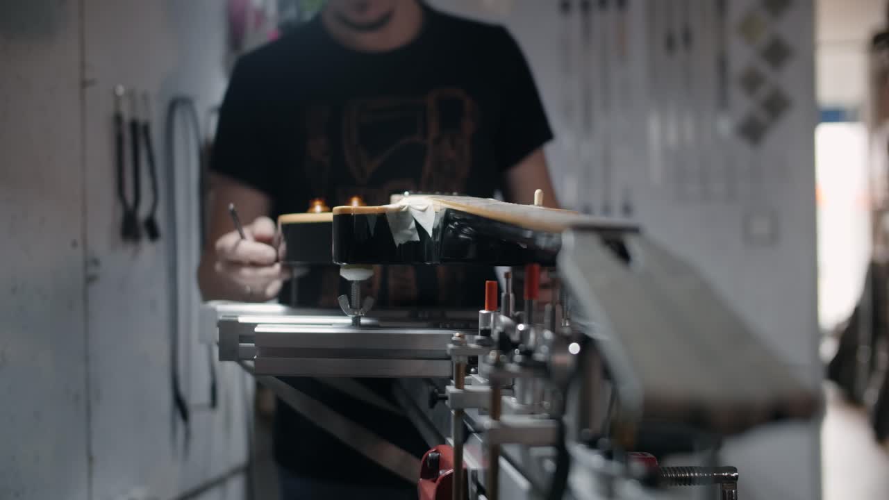 reparación de guitarras en un taller