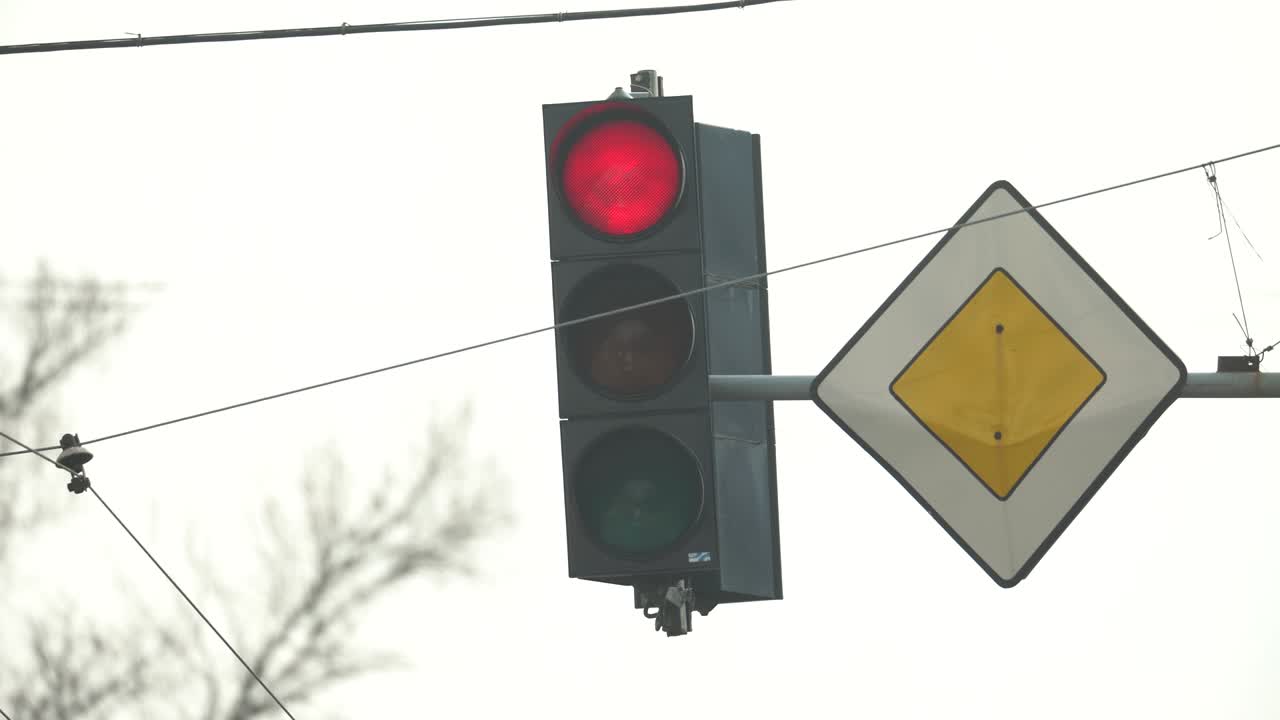 el semáforo en la carretera regula el tráfico