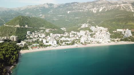 Luftaufnahme-Der-Strandstadt-Bečići-In-Montenegro-Mit-Sandigem-Adriastrand,-Luftaufnahme-An-Einem-Sonnigen-Tag