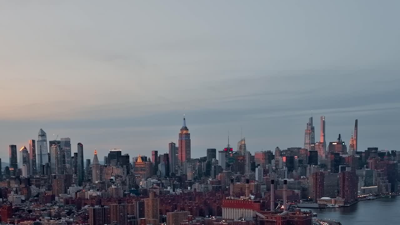 Tour du pont de Williamsburg et ligne d'horizon de la ville au crépuscule