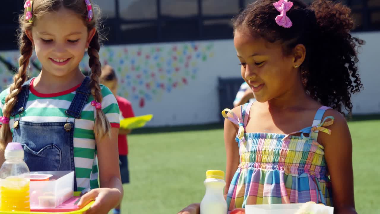 Fille souriante marchant avec une assiette de petit-déjeuner