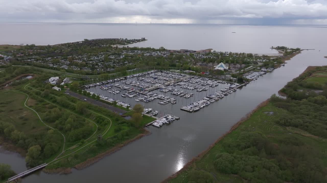 Yacht ormeggiati agli scivoli nel porto turistico di Makkum, Frisia, Paesi Bassi