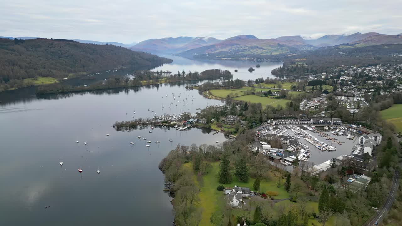 vista aérea cinematográfica sobre el pueblo de windermere en el distrito de los lagos