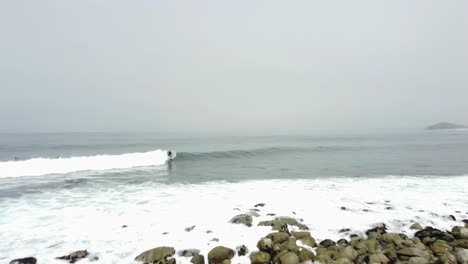 Ein-Surfer,-Der-Auf-Einer-Welle-Reitet,-Dann-Scharf-Aus-Ihr-Herausdreht-Und-Die-Welle-Passieren-Lässt