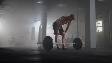 Jóvenes-Exhaustos-Descansando-Después-De-Un-Entrenamiento-Intensivo-En-El-Gimnasio.-Fitness-Hombre-Sano-Cansado-Después-Del-Ejercicio-De-Entrenamiento-De-Fuerza-En-El-Gimnasio.-Modelo-Masculino-Cansado-Y-En-Forma,-De-Pie-Y-Relajado-Después-De-Un-Entrenamiento-Intenso.