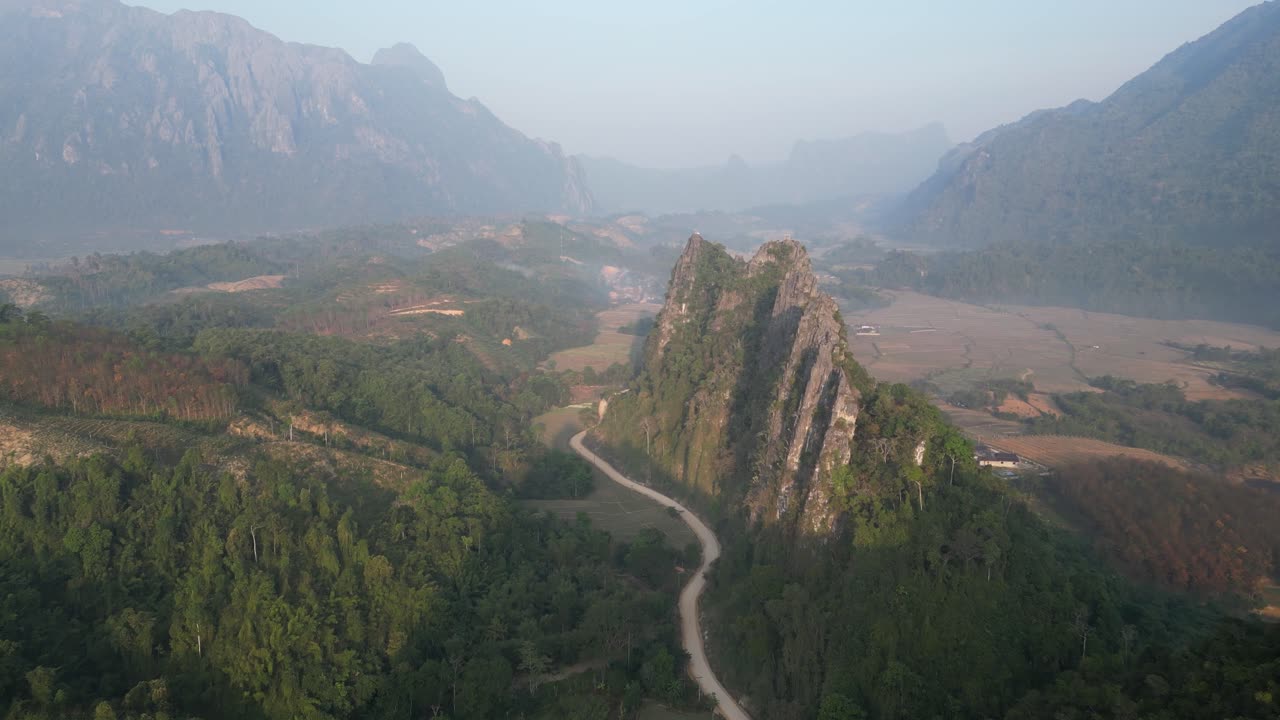 camino que conduce a través de las montañas en vang vieng, la capital de la aventura de laos