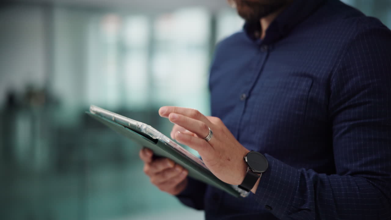 hombre usando una tableta