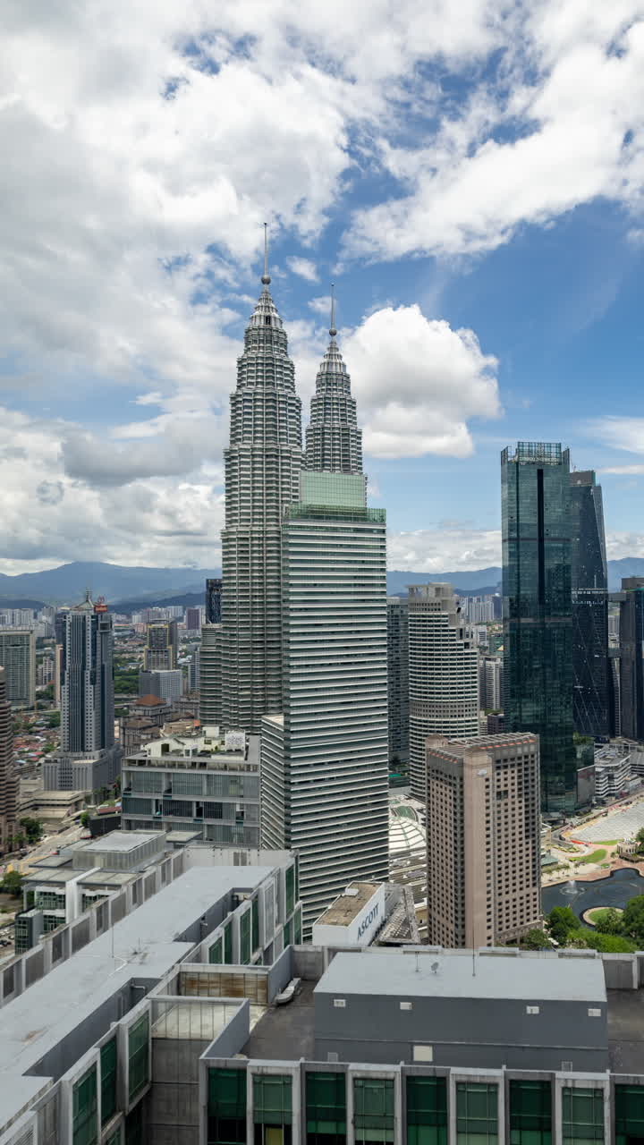 Torres Petronas de Kuala Lumpur y perfil urbano en vertical
