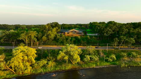 Ein-Gebäude-Mit-Blick-Auf-Den-Muskegon-Lake