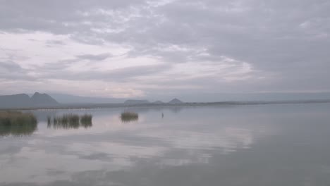 Drohnenschuss-über-Dem-Majestätischen-Elementaita-See-Im-Rift-Valley-Kenia-Mit-Flamingos-Im-See